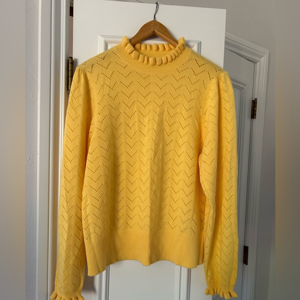 Cashmere sweater in yellow.